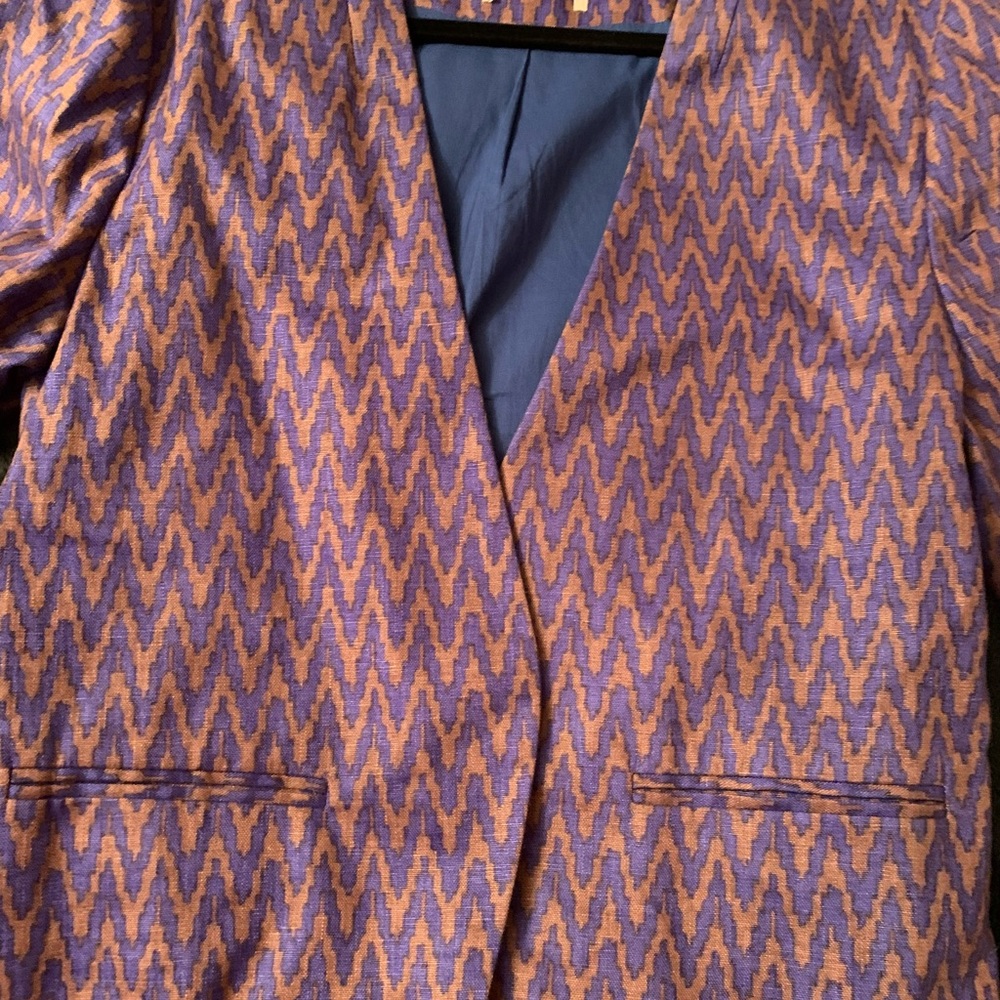 Designer jacket with detailed pockets and beautiful purple color. Come on spring